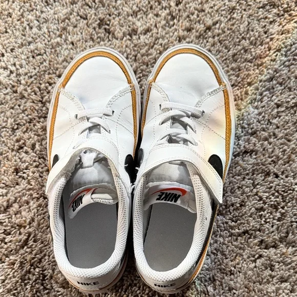 Nike Kids Shoes White and Gold - Picture 1 of 3